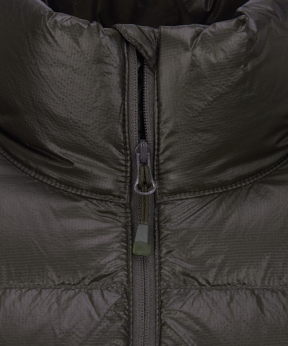 자켓의 소매 끝단 마감과 지퍼 부분의 견고함을 보여주는 초근접 디테일 사진