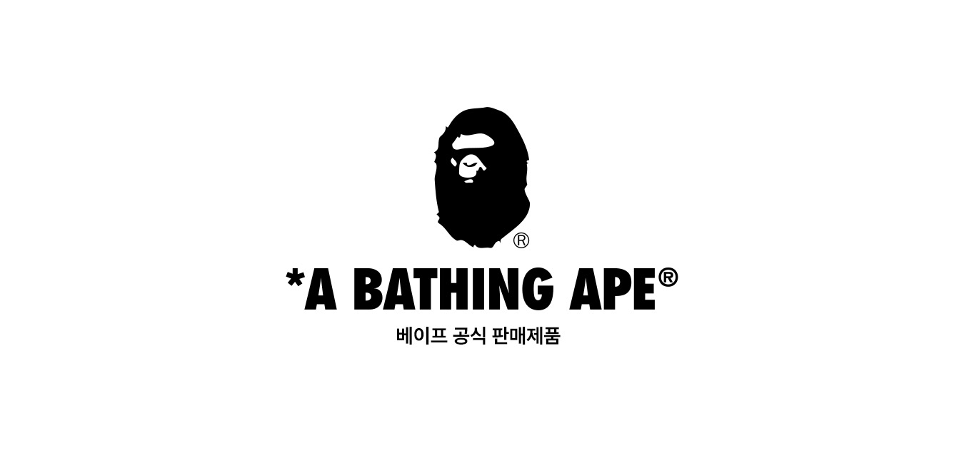 티셔츠 측면의 베이프 로고 탭과 소매 끝부분의 꼼꼼한 박음질 처리를 강조한 디테일 컷