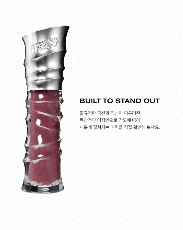 세련된 블랙 패키지의 리스키 비 볼드 립 글로스 본품이 감각적으로 놓여있는 모습