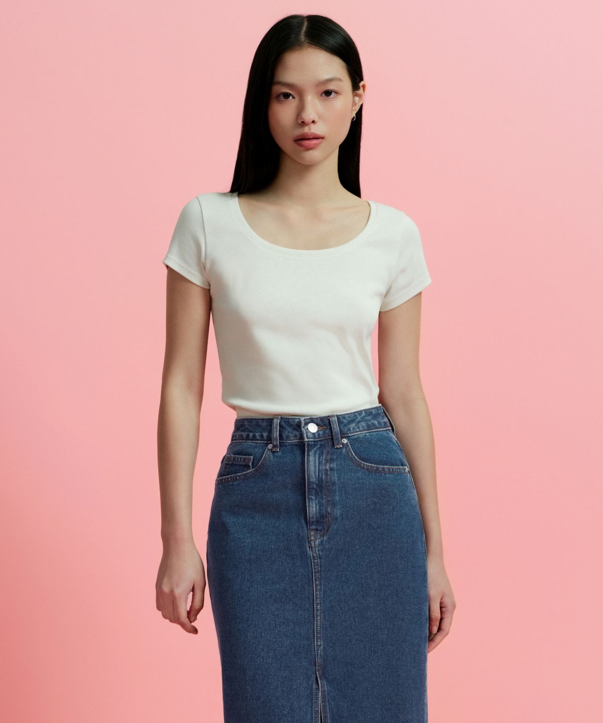 옷장 앞에서 가을용 블랙 재킷과 함께 매치할 이너 티셔츠를 고르고 있는 일상적인 모습