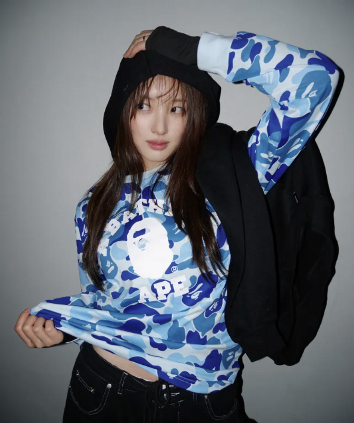 티셔츠의 목 시보리와 소매 끝부분 마감을 근접 촬영하여 탄탄한 조직감이 돋보이는 사진