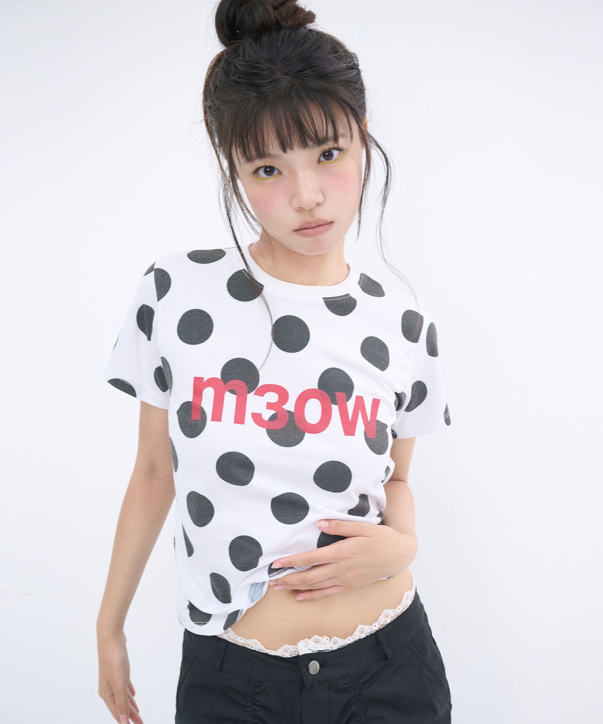티셔츠 전면에 프린팅된 귀여운 고양이 그래픽과 도트 패턴이 강조된 근접샷
