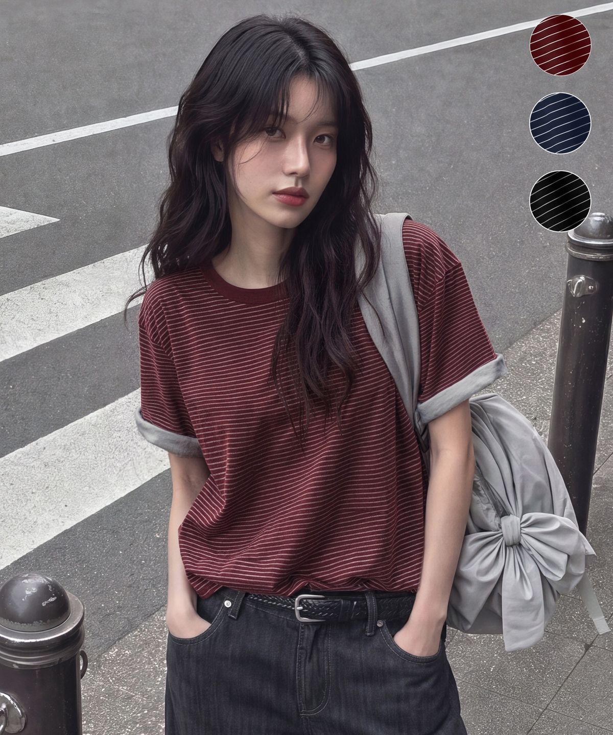 넥라인의 꼼꼼한 봉제 처리와 소매 끝단 롤업 포인트가 돋보이는 접사 이미지