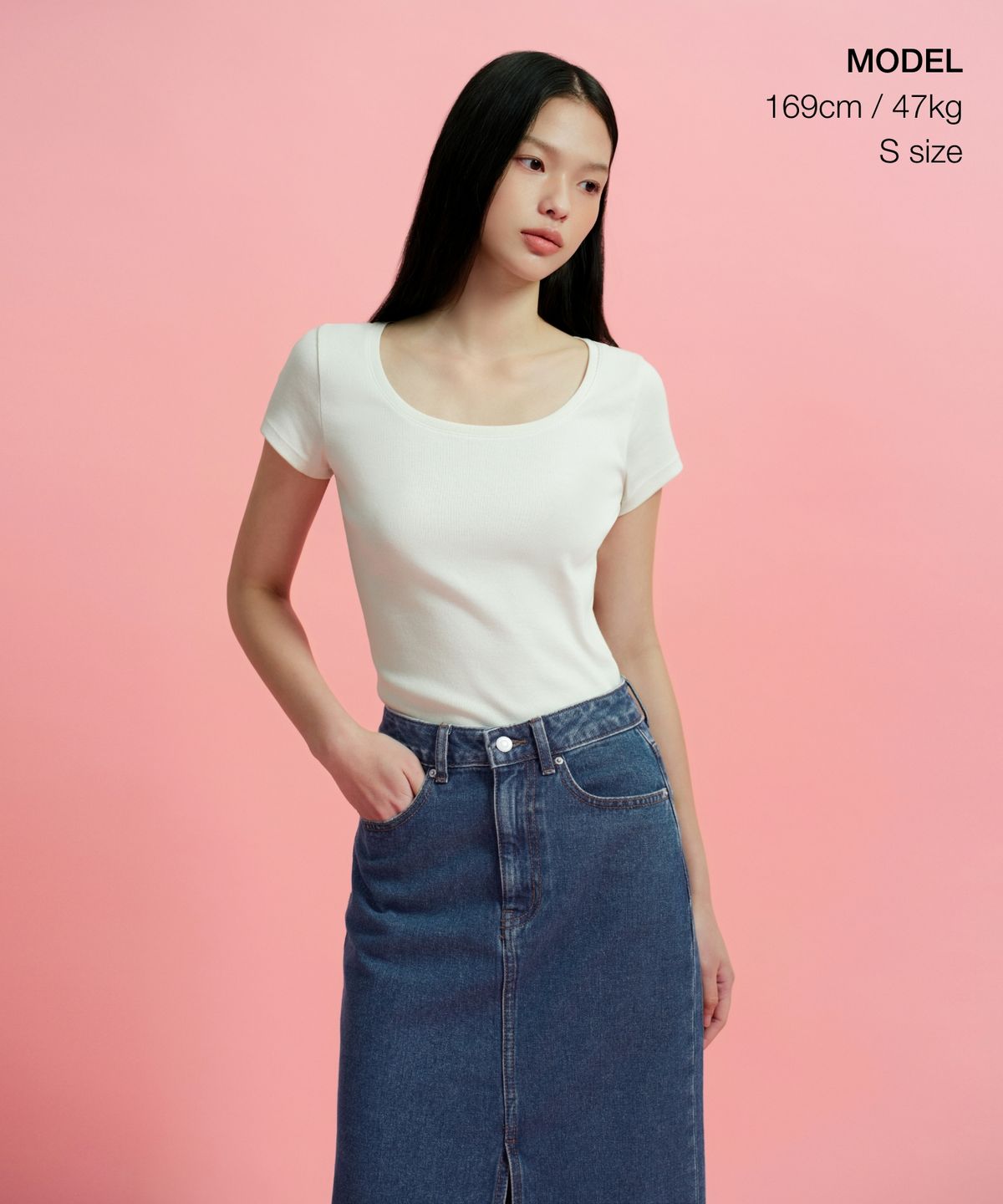 세탁 후 건조대에 걸어둔 티셔츠의 모습과 넥라인의 상태를 보여주는 사진
