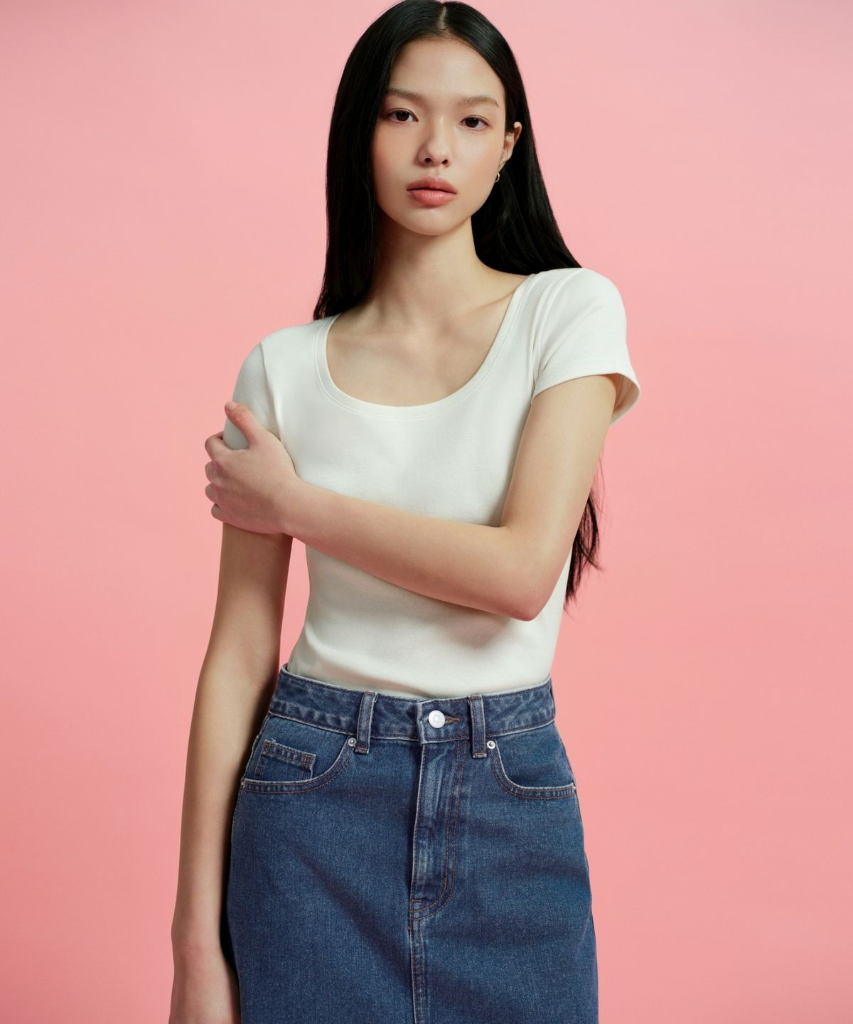 티셔츠 위에 베이지색 가디건을 살짝 걸쳐서 가을 분위기를 낸 레이어드 코디 샷