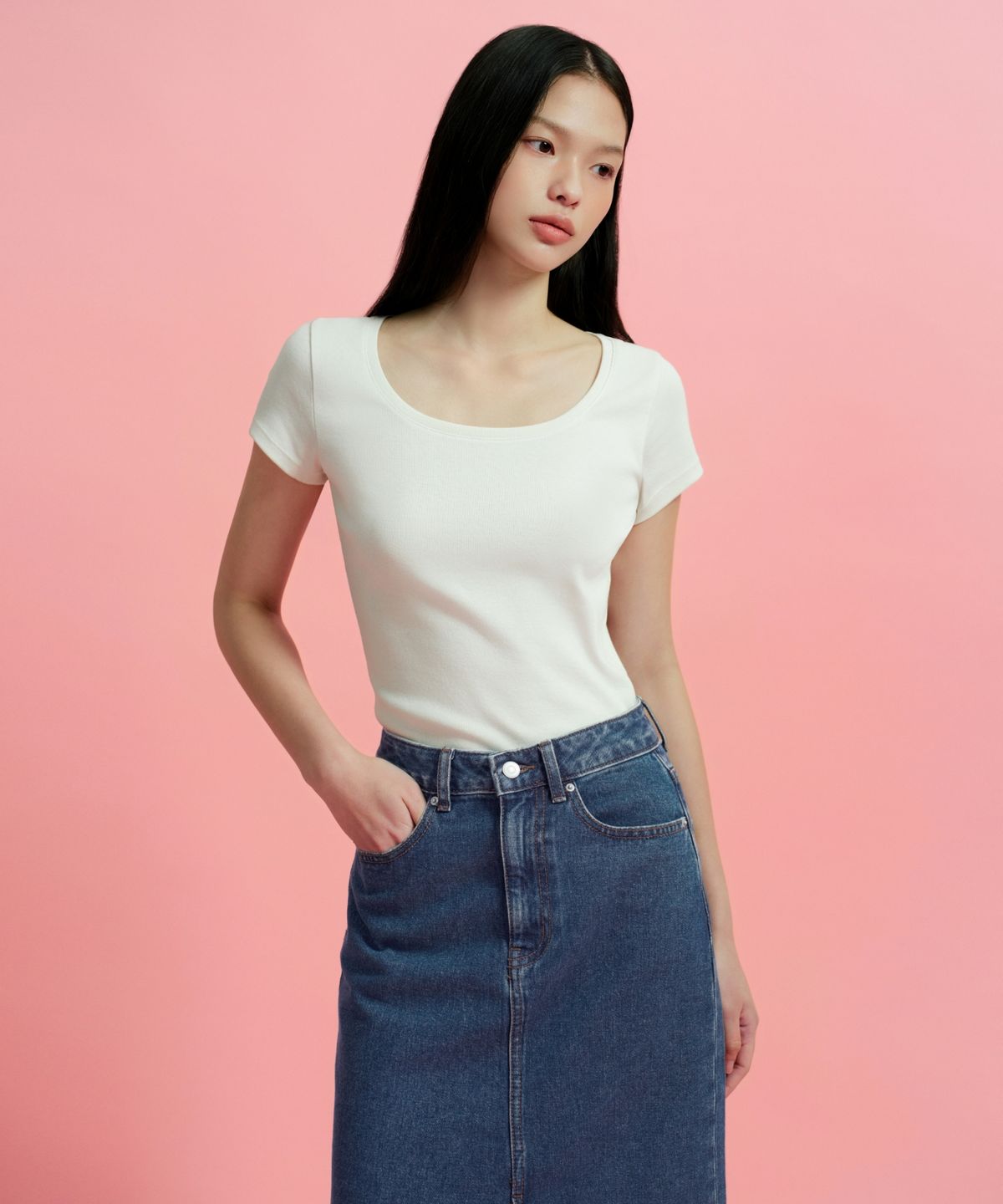 블랙 재킷 안에 스쿱넥 티셔츠를 이너로 입고 외출하기 전 전신 거울 앞에서 코디를 확인하는 모습