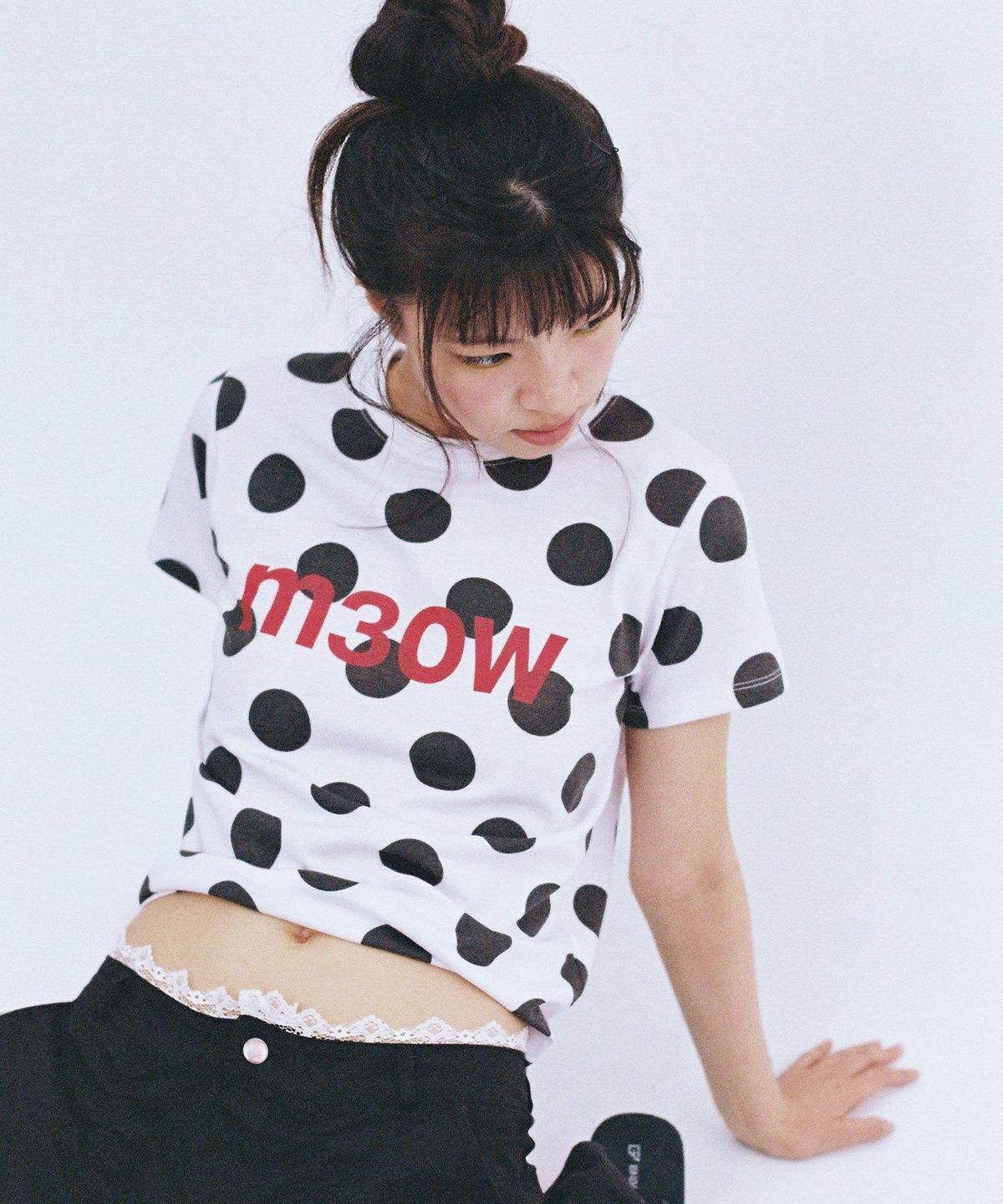세탁망에 티셔츠를 넣는 모습이나 얇은 원단의 비침 정도를 확인하는 사진
