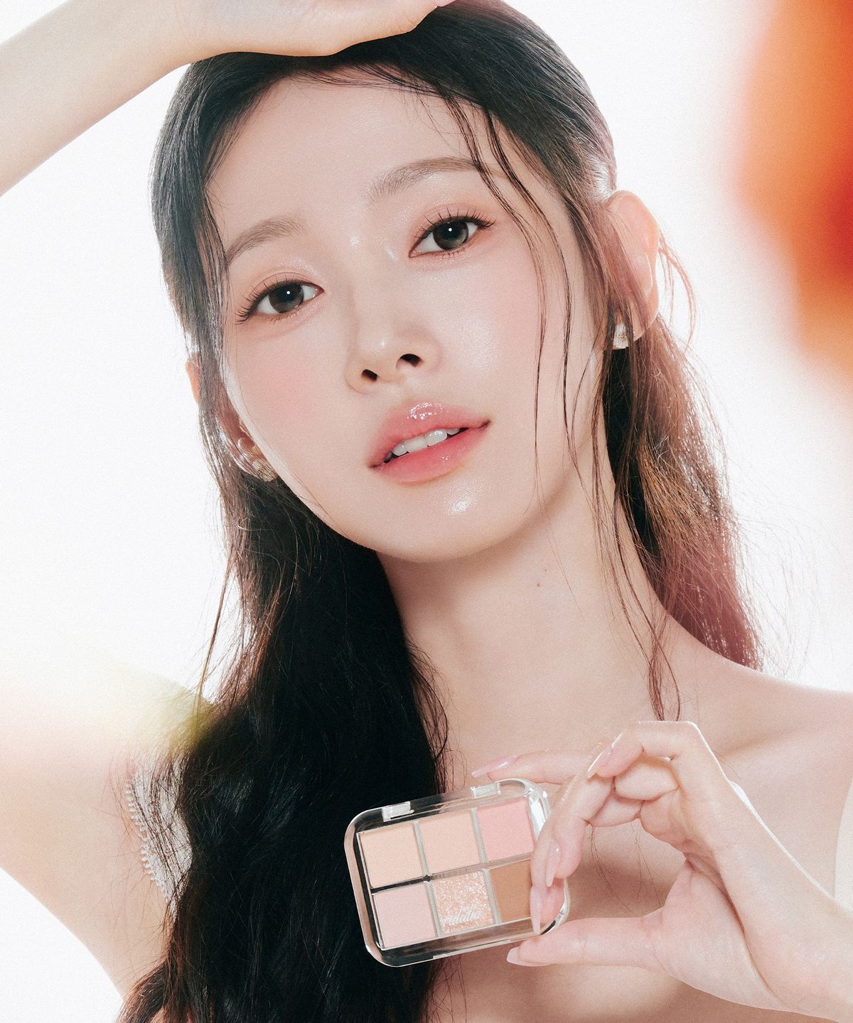 햇살이 비치는 화장대 위에 루리디아 멀티 유즈 섀도우 팔레트 러브 패키지와 증정된 틴트가 예쁘게 놓여있는 모습