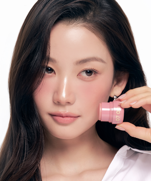 작은 미니백 안에 립스틱과 함께 쏙 들어가 있는 센슬 타임 블러쉬의 콤팩트한 모습